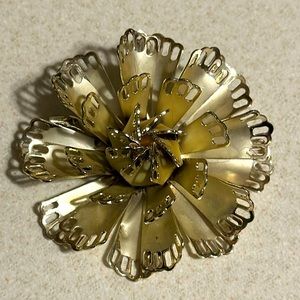 Vintage Coro gold tone 3D flower broach (695)